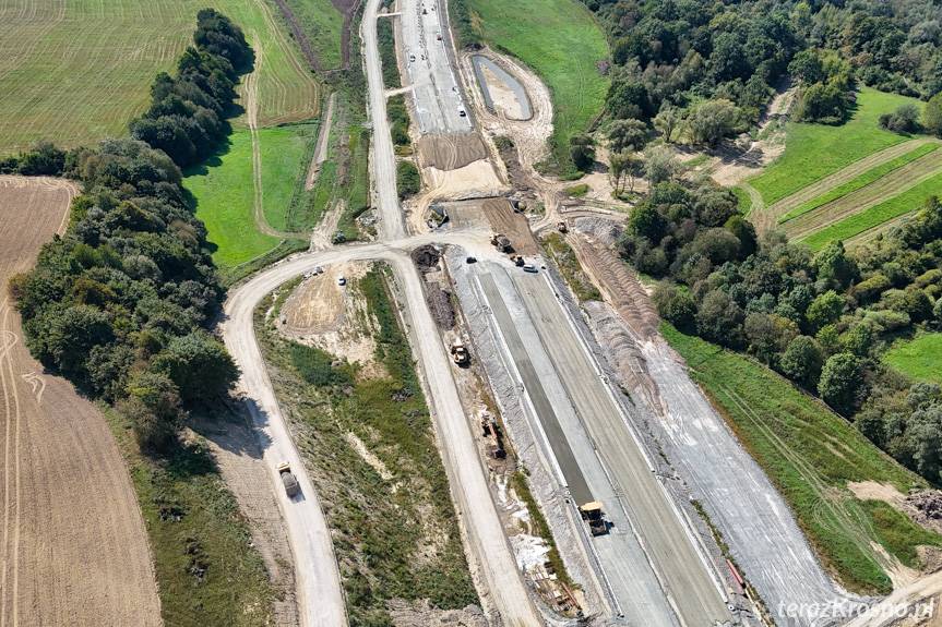 Postępy na budowie S19 Miejsce Piastowe - Dukla. Rozpoczęto układanie warstw bitumicznych [ZDJĘCIA, WIDEO]