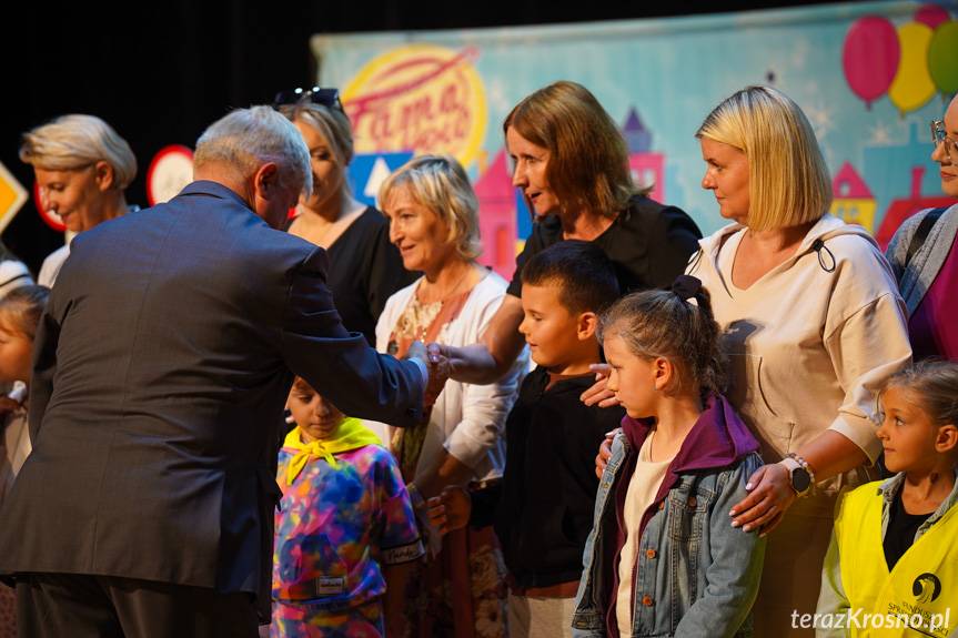 Odblaski i edukacja. Wspólna inicjatywa miasta i służb na rzecz bezpieczeństwa uczniów