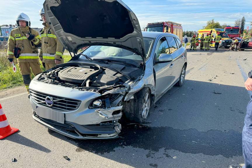 Zderzenie trzech pojazdów. Dwie osoby przewiezione do szpitala