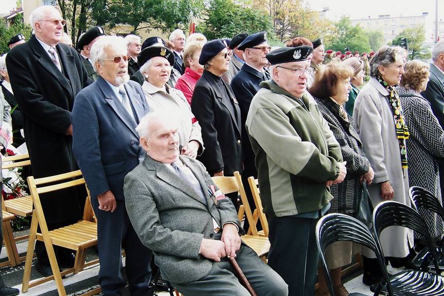 W hołdzie żołnierzom AK. Odsłonięcie pomnika w 2004 roku [ZDJĘCIA]