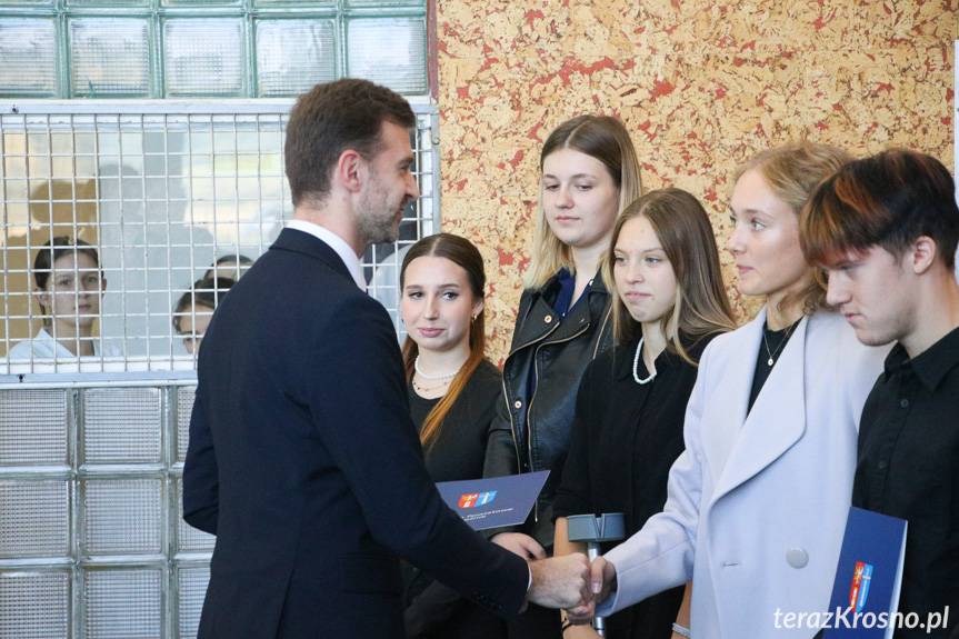 Starosta krośnieński uhonorował nauczycieli i wręczył stypendia uczniom [ZDJĘCIA]