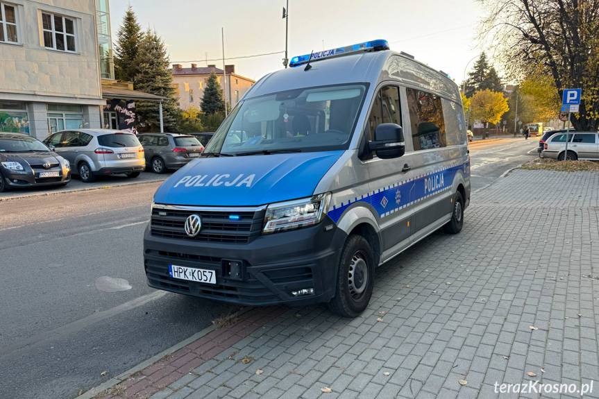 Kolizja na Kolejowej, uderzyła w latarnię