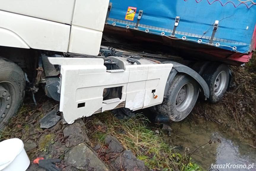 Zasnął za kierownicą. Groźna kolizja z udziałem tira