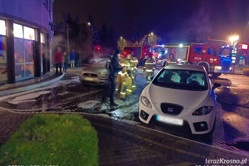 Pożar auta przy sklepie w Krośnie