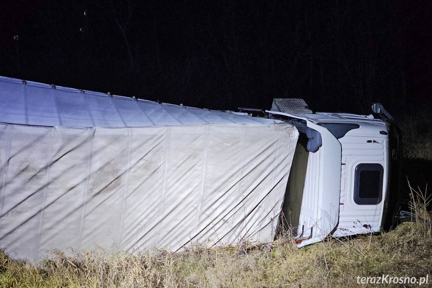 Ciężarówka ze sprzętem AGD na boku