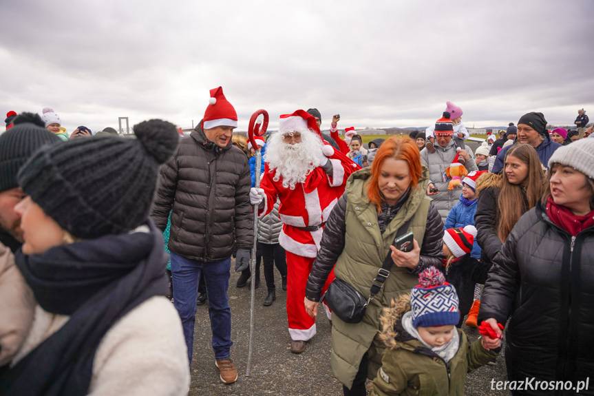 Św. Mikołaj z wizytą na krośnieńskim lotnisku [ZDJĘCIA]