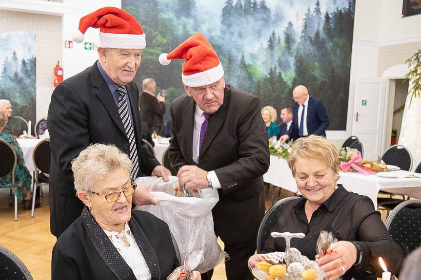 Seniorzy z gminy Miejsce Piastowe razem przy wigilijnym stole