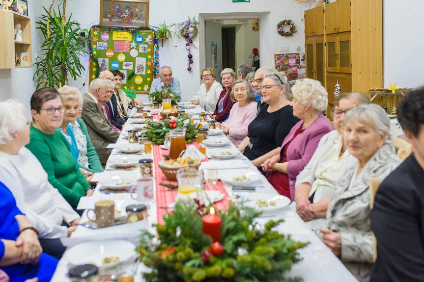 Seniorzy i władze gminy przy wspólnym stole