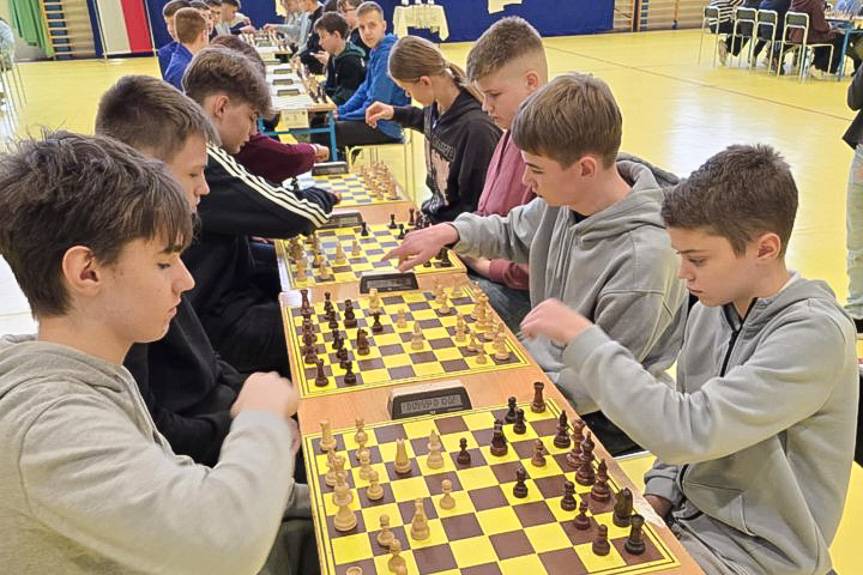 Szachiści z Rogów wicemistrzami województwa