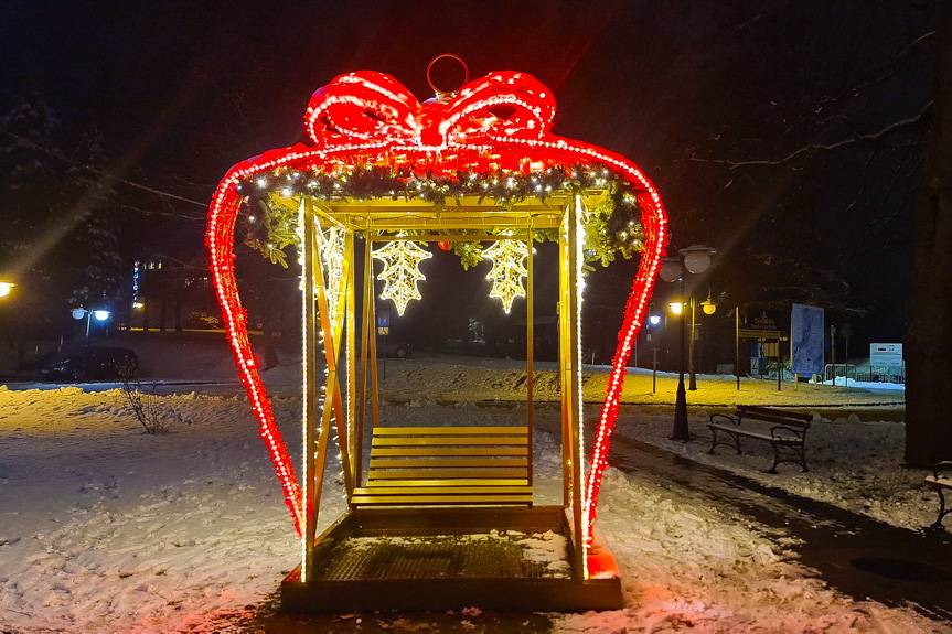 Świąteczne iluminacje rozświetlają uzdrowiska