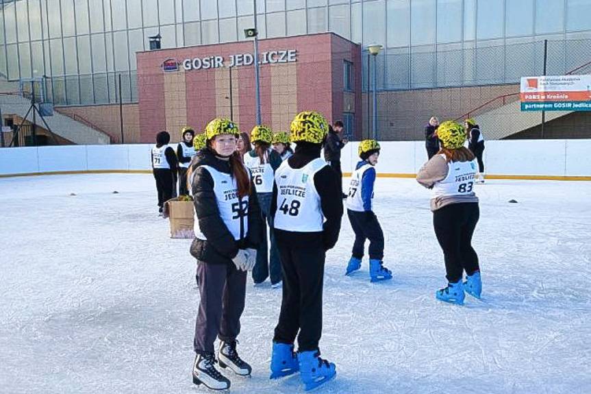 Świąteczne zawody łyżwiarskie w Jedliczu