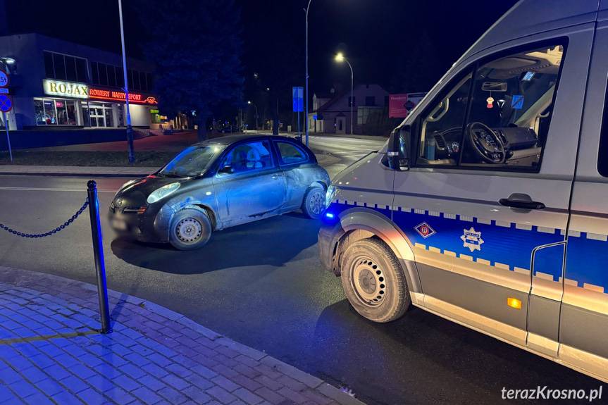 Zderzenie dwóch samochodów na skrzyżowaniu