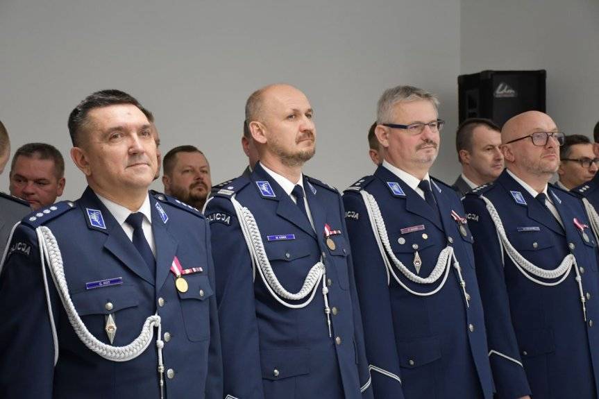 Inspektor Bogusław Kania pożegnał się ze sztandarem Komendy Miejskiej Policji w Rzeszowie. Jego obowiązki przejął młodszy inspektor Marek Pietrykowski