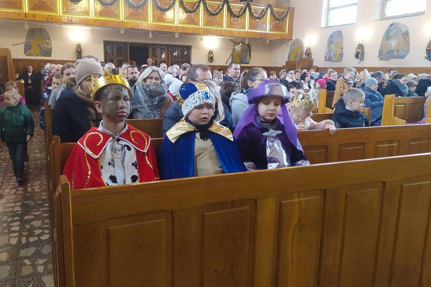 Szkolne jasełka i orszak Trzech Króli w Lubatówce