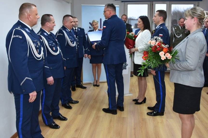 Podinspektor Dariusz Szybiak pożegnał się ze sztandarem niżańskiej komendy
