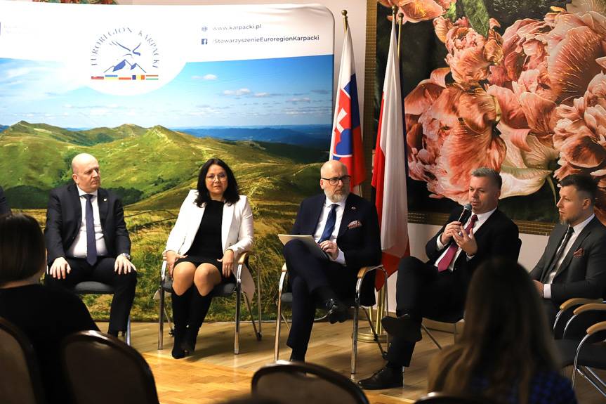 Liderzy samorządów z Polski i Słowacji obradowali w Dworze Stojowskich