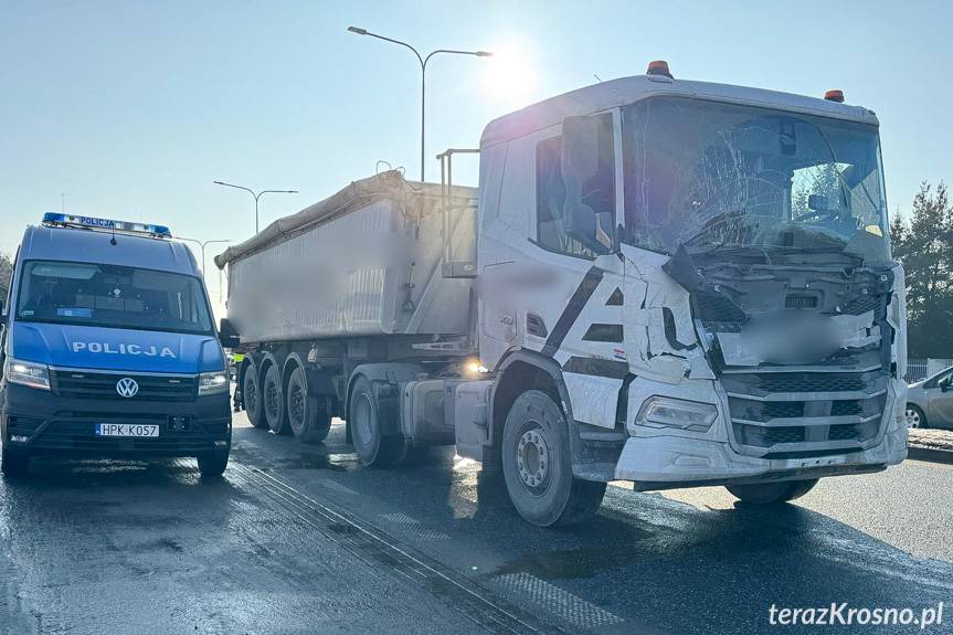 Zderzenie dwóch samochodów ciężarowych w Krośnie