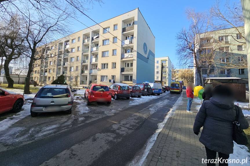 Mężczyzna wypadł z drugiego piętra bloku
