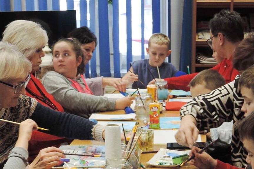 Babcie, dziadkowie i wnuki malują zimowe pejzaże