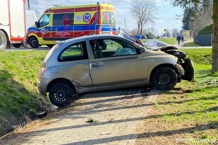 Samochód wypadł z drogi i uderzył w barierki