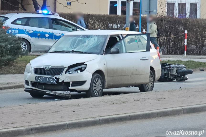 Wypadek w Krośnie. Zderzenie samochodu ze skuterem