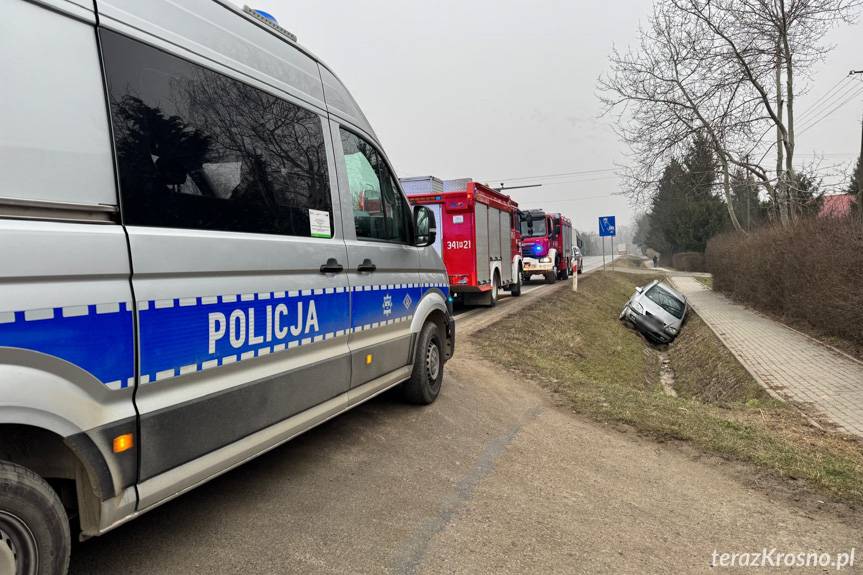 Krościenko Wyżne. Osobówką wjechał do rowu