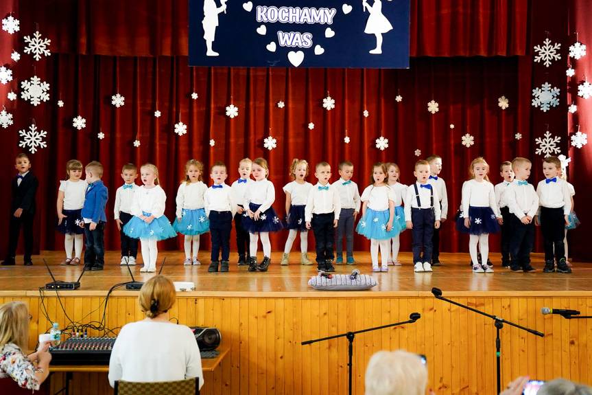 Od wzruszeń do śmiechu. Niezwykłe przedstawienie dla dziadków w Odrzykoniu