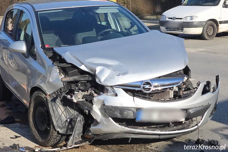 Krosno. Zderzenie dwóch samochodów na skrzyżowaniu