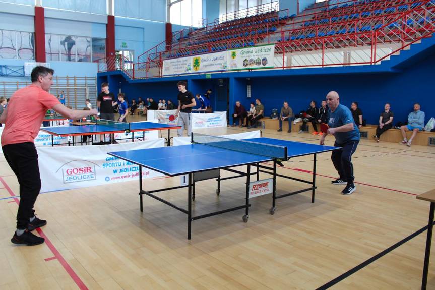 Zacięta rywalizacja w Jedliczu. Wyłoniono najlepszych tenisistów stołowych