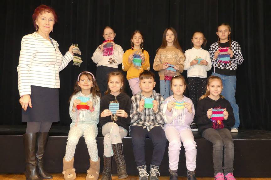 Ferie z nutką tradycji. Warsztaty tkackie dla najmłodszych