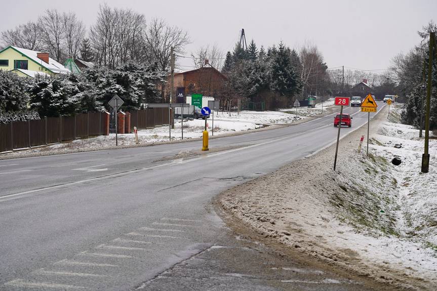 Prace przy doświetleniu przejść dla pieszych na DK28