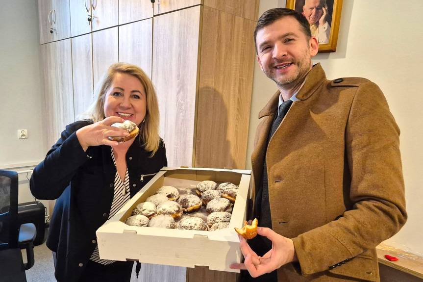 Tłusty Czwartek w Gminie Iwonicz-Zdrój - burmistrz częstował pączkami