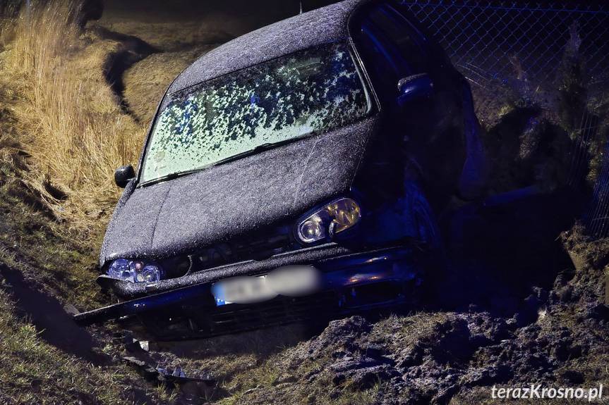 Głowienka. Wjechała do rowu i skasowała ogrodzenie