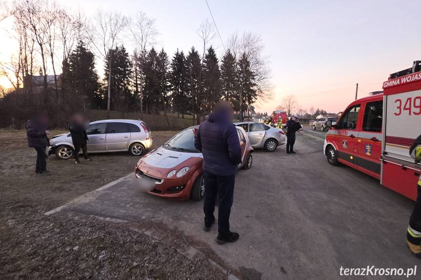 Zderzenie trzech samochodów osobowych na DW 990