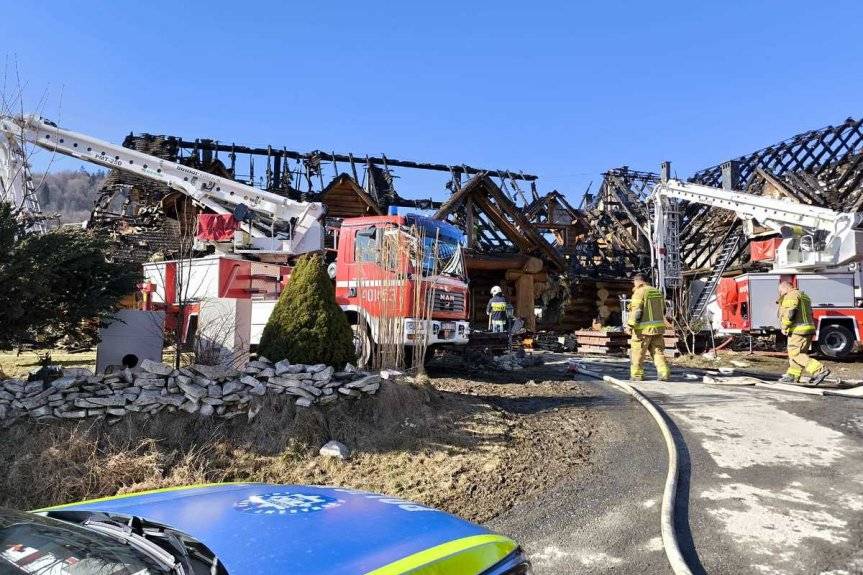 Policjanci pracują na miejscu pożaru w Smolniku