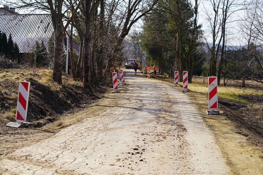 Kolejne odcinki dróg w gminie Jedlicze przechodzą remonty