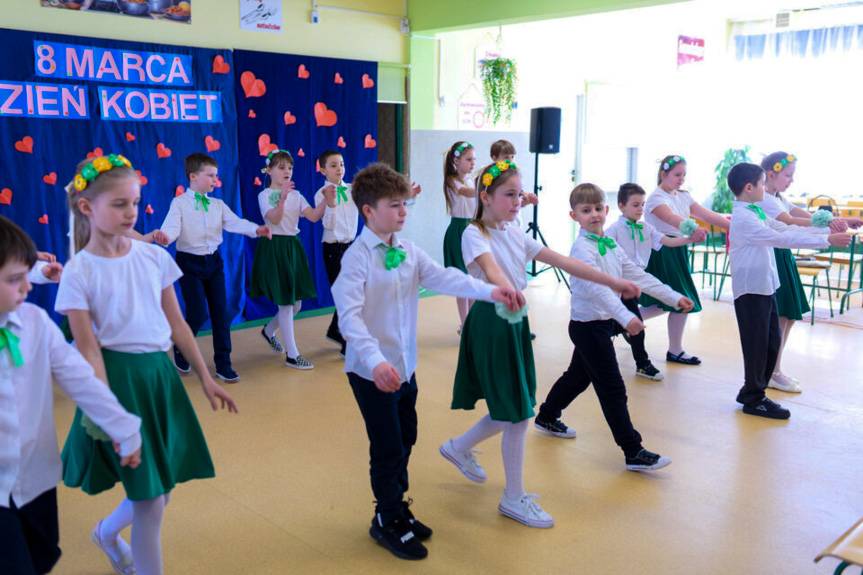 Mali artyści z wielkim sercem – Dzień Kobiet w SP w Korczynie