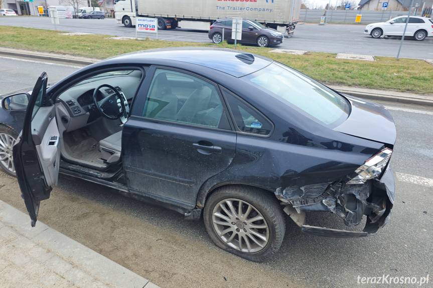 Kolizja na Bieszczadzkiej. Rozbity volkswagen i volvo