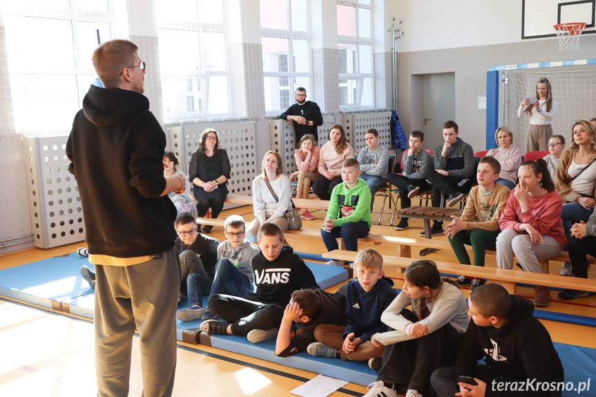 Profilaktyka z kulturą hip-hop. Raper Mikser w Krośnie [ZDJĘCIA]