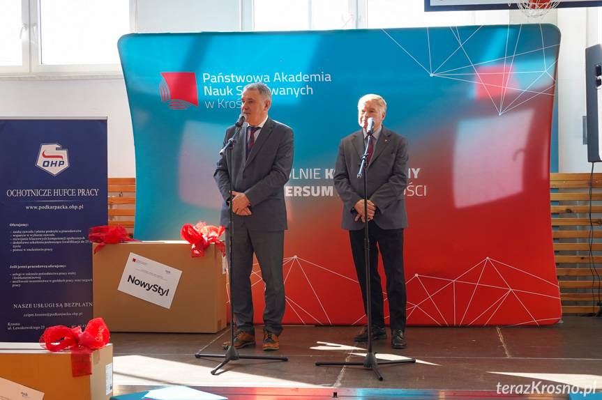 Nowe szanse zawodowe i edukacyjne. Targi Pracy przyciągnęły tłumy do PANS Krosno