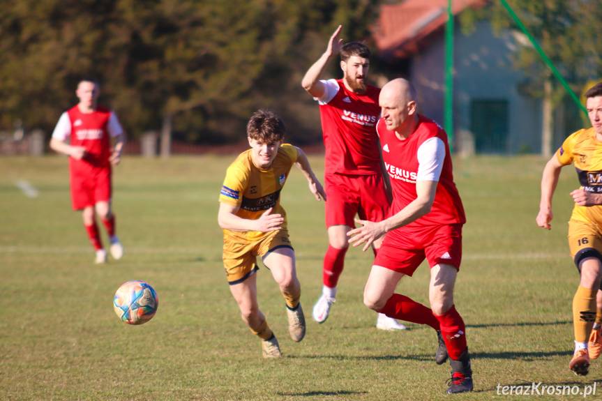 Trzy punkty lidera z Klimkówki w sąsiedzkim boju w Iwoniczu [ZDJĘCIA]