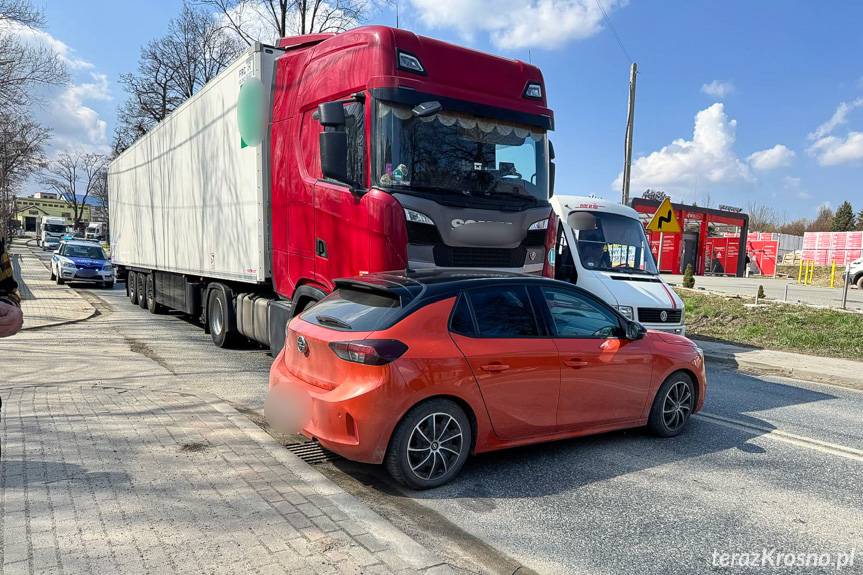 Dukla. Zderzenie osobówki z ciężarówką