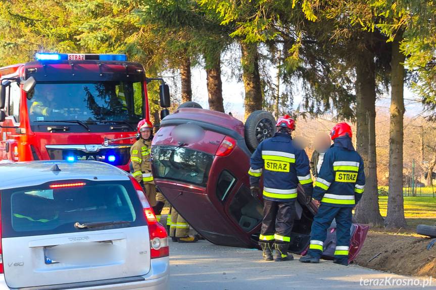 Głowienka. Zjechał z drogi i dachował 