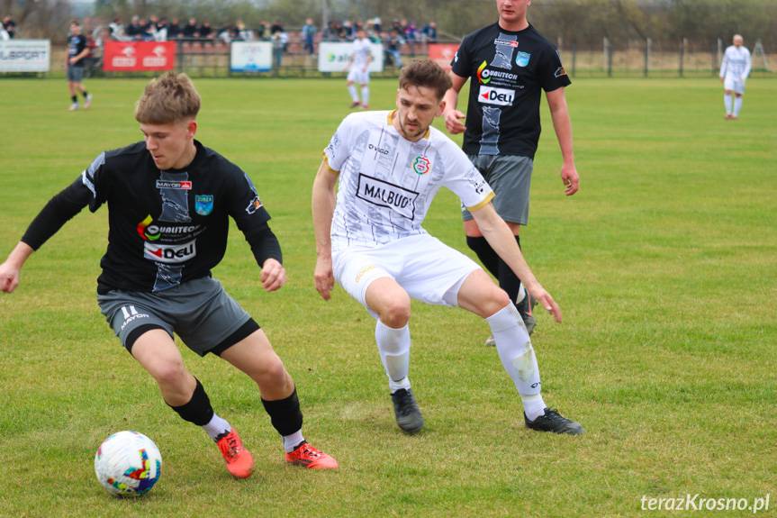 Udana inauguracja wiosny w Targowiskach. Lider pokonał Zorzę Łęki Dukielskie [ZDJĘCIA]