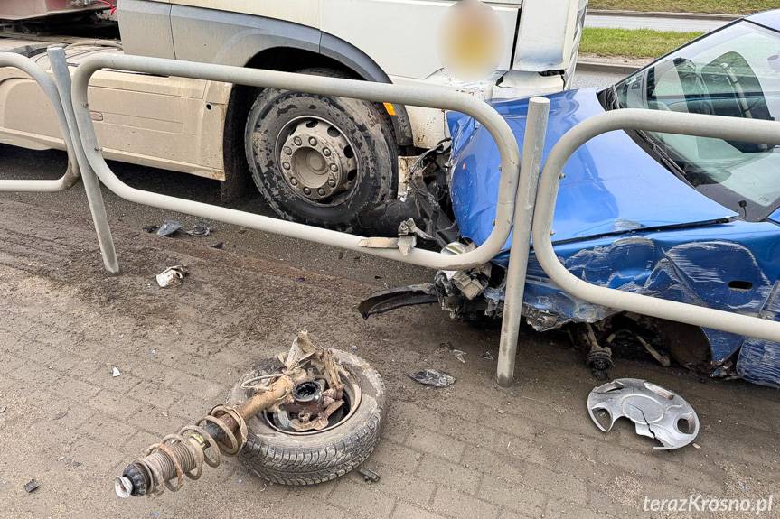 Krosno. Zderzenie samochodu osobowego z ciężarówką