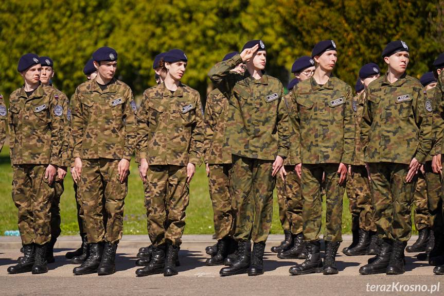 Miejsce Piastowe. Kadeci z klas mundurowych złożyli ślubowanie [ZDJĘCIA]
