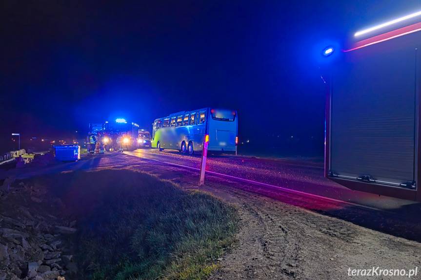 Groźna kolizja autokaru i pojazdu nienormatywnego w Pustynach