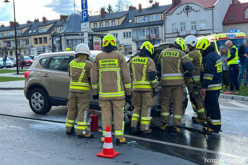 Dym spod maski samochodu w Rymanowie