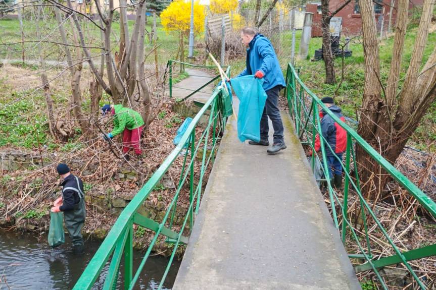 Z deszczem i chłodem, ale z uśmiechem. Wiosenne porządki w gminie Iwonicz-Zdrój