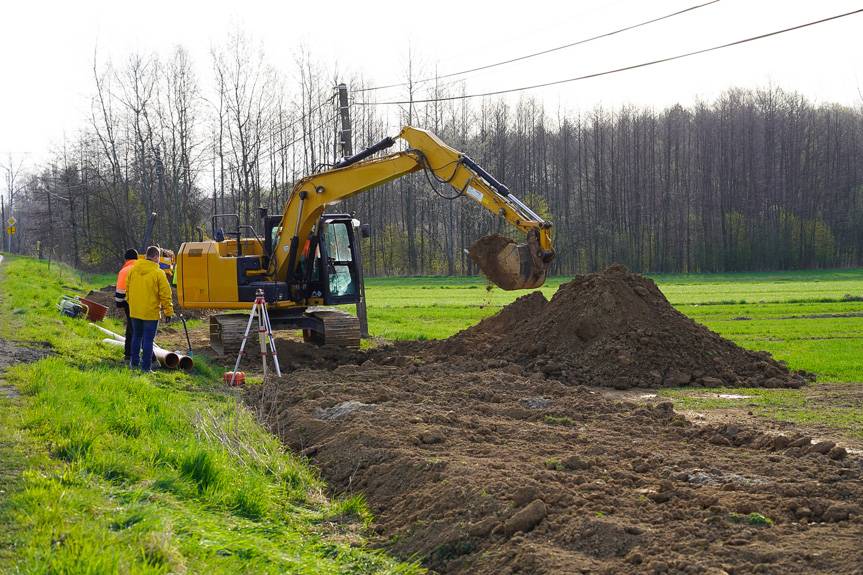 Ciężki sprzęt w Chlebnej i Długiem. Trwa budowa kanalizacji
